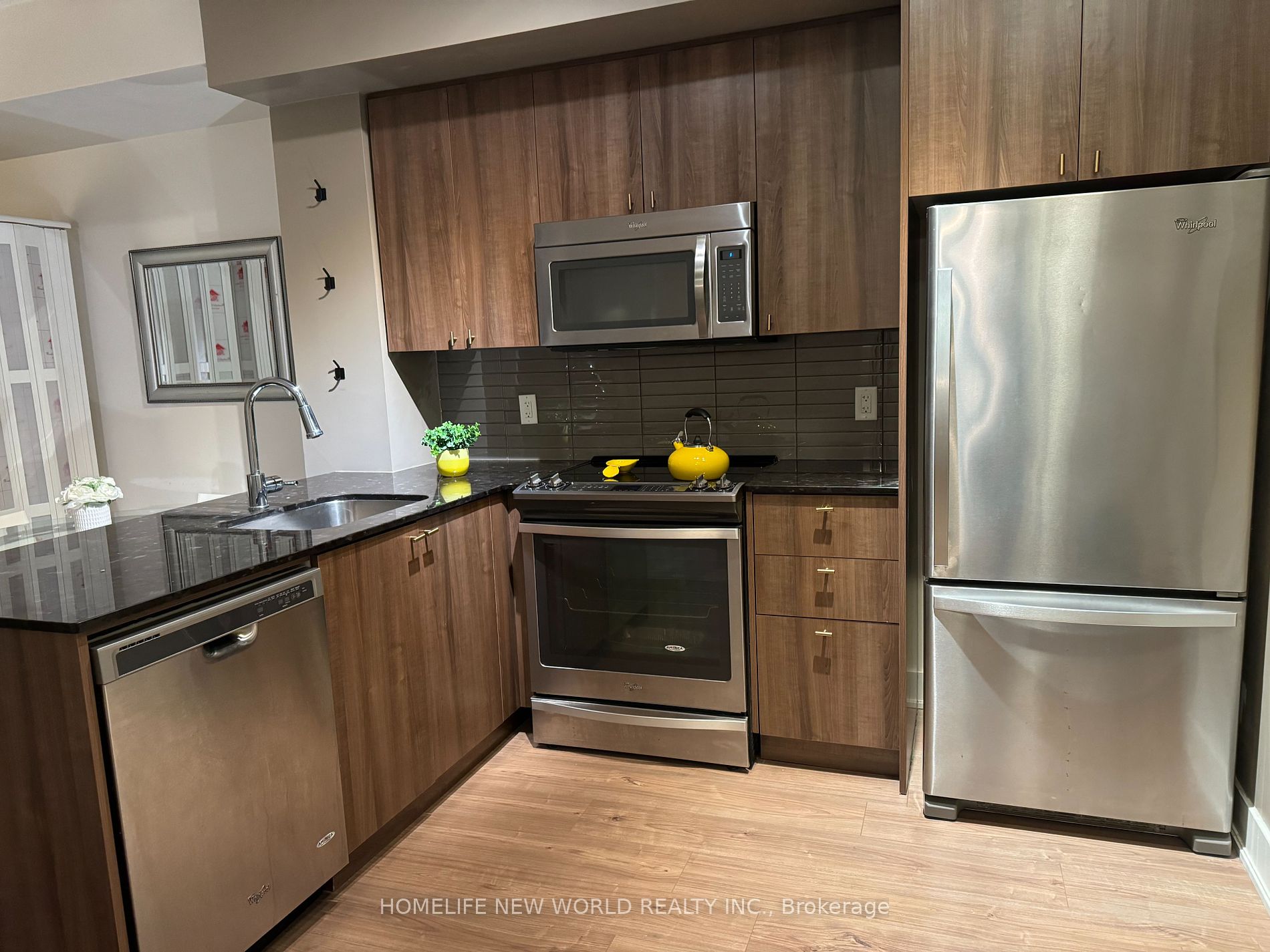 30 Roehampton Ave, #807