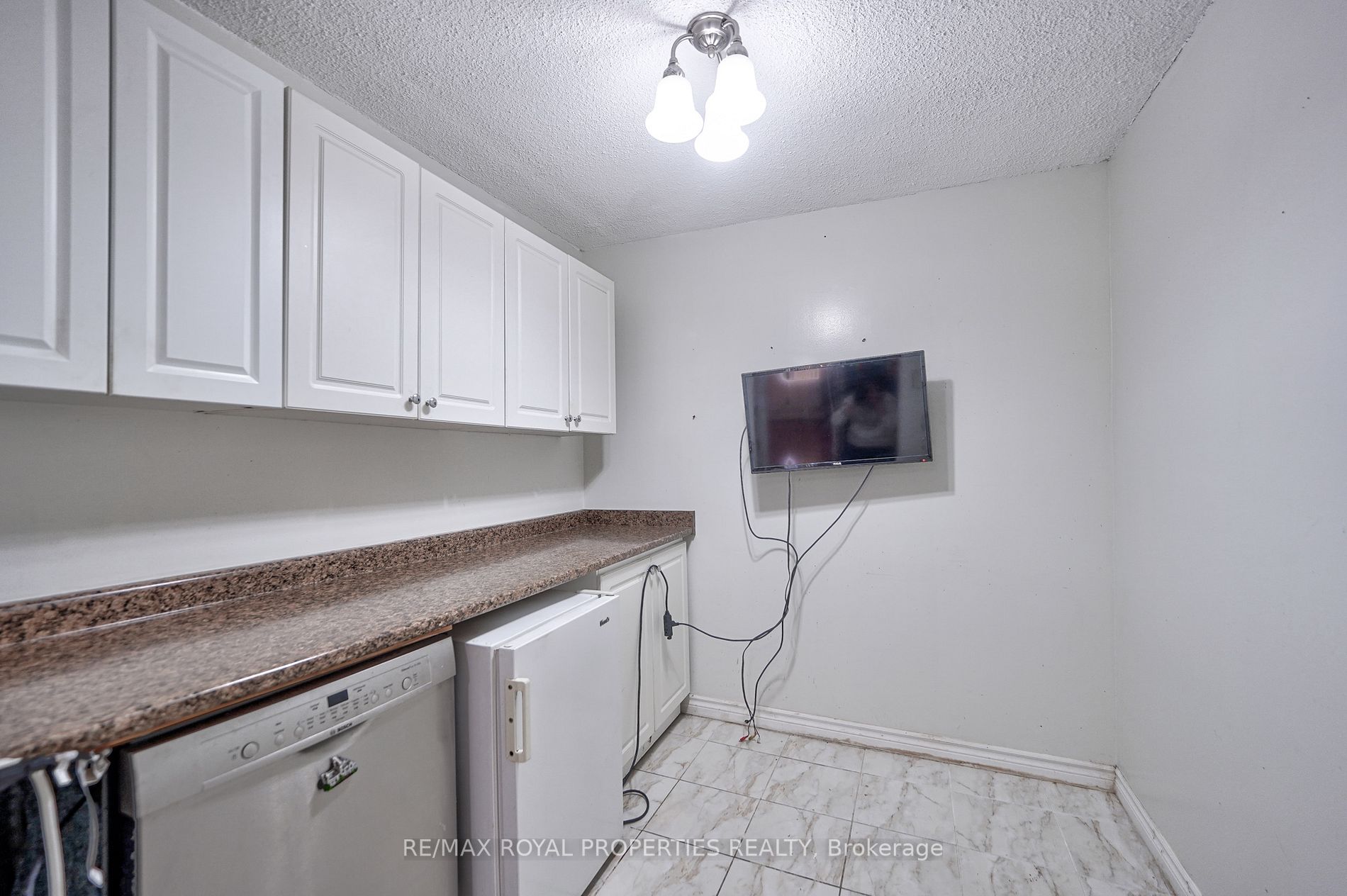 45 Sunrise Ave, #406