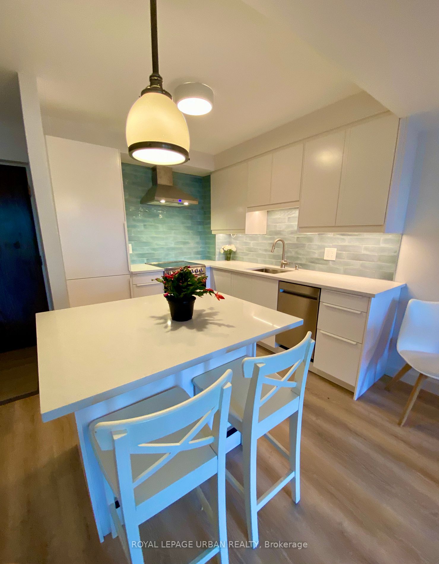 65 Harbour Sq, #1107