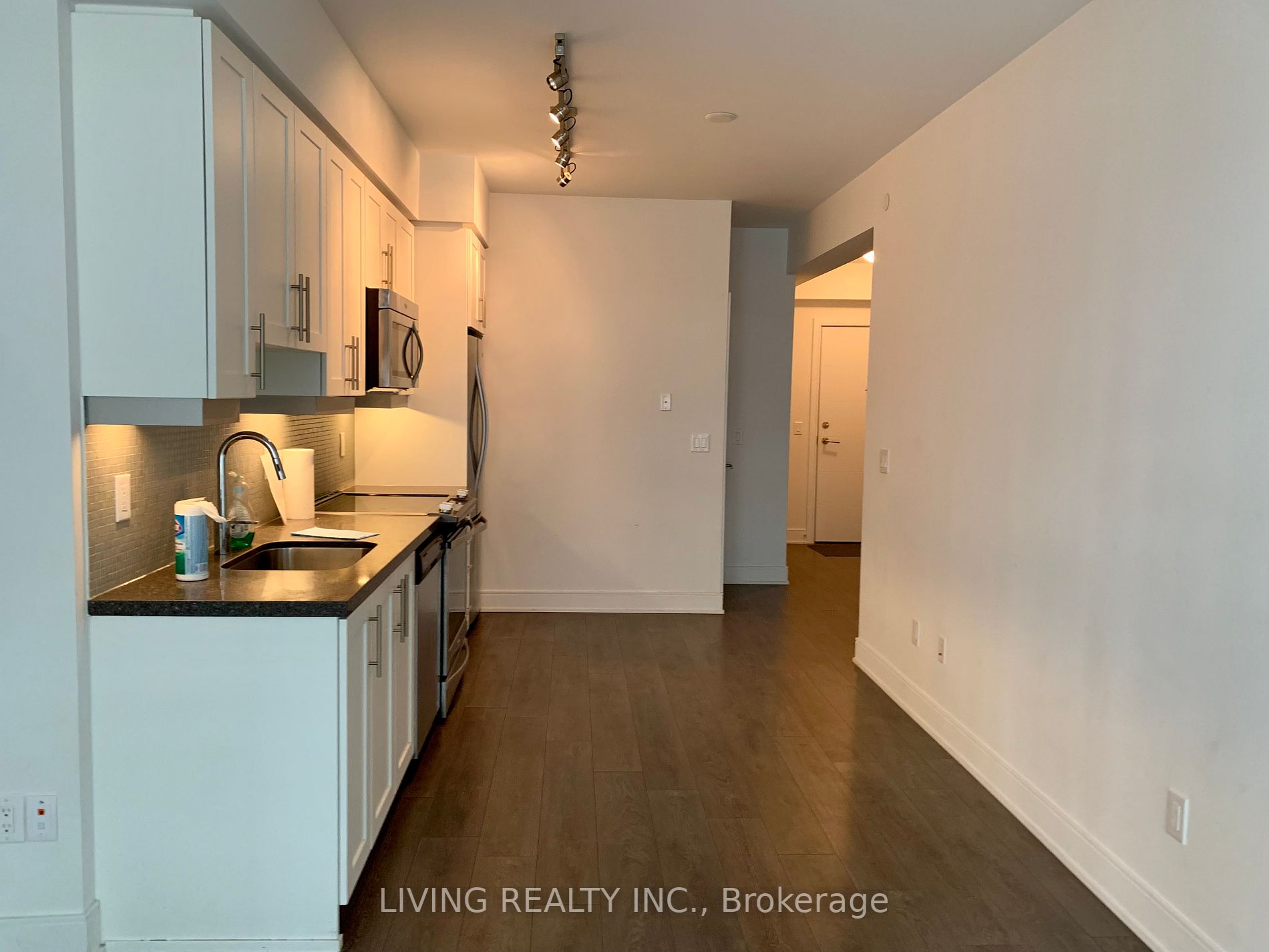 525 Adelaide St W, #833