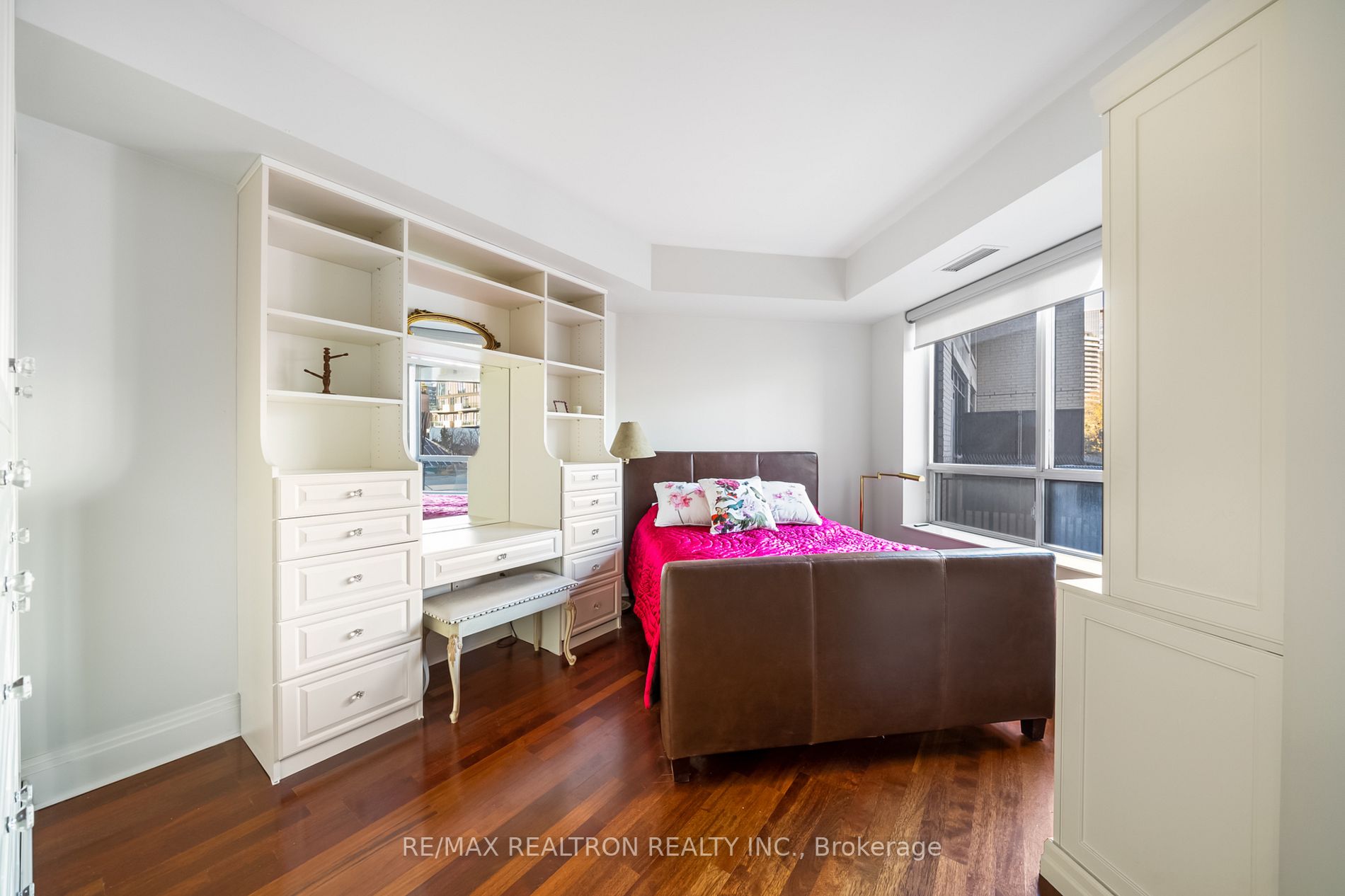 99 Avenue Rd, #301