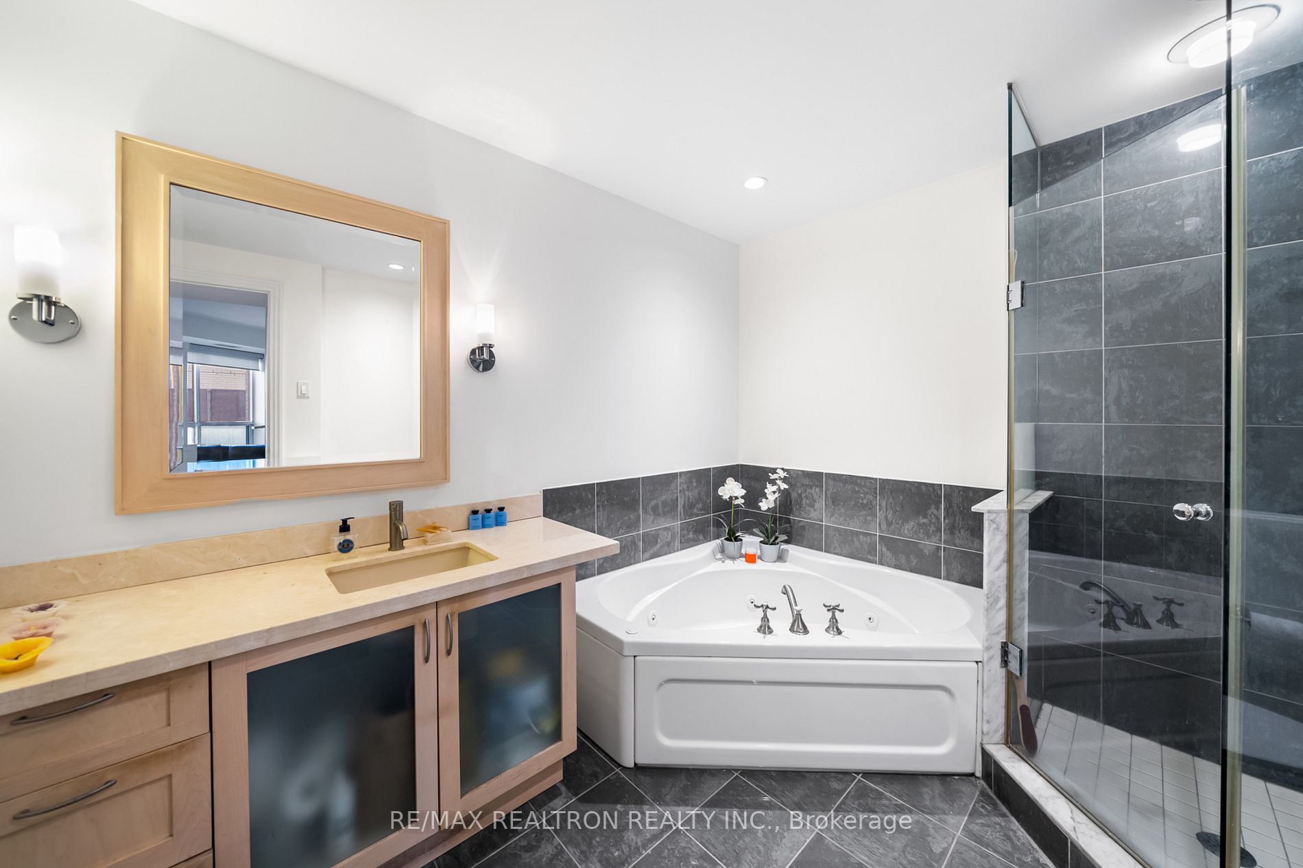 99 Avenue Rd, #301