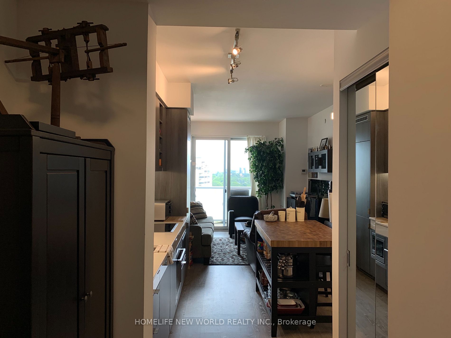 101 Erskine Ave, #1004