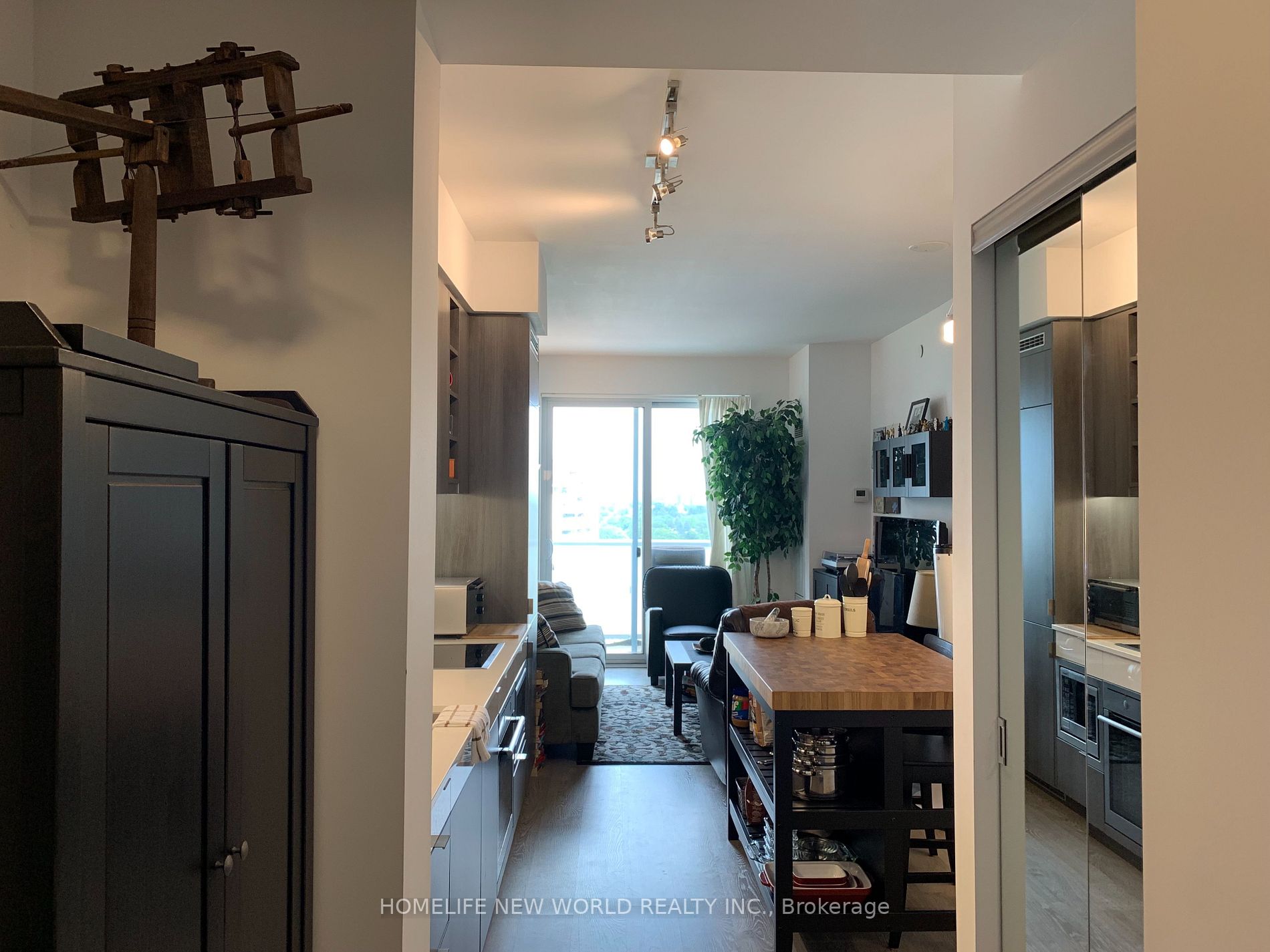 101 Erskine Ave, #1004