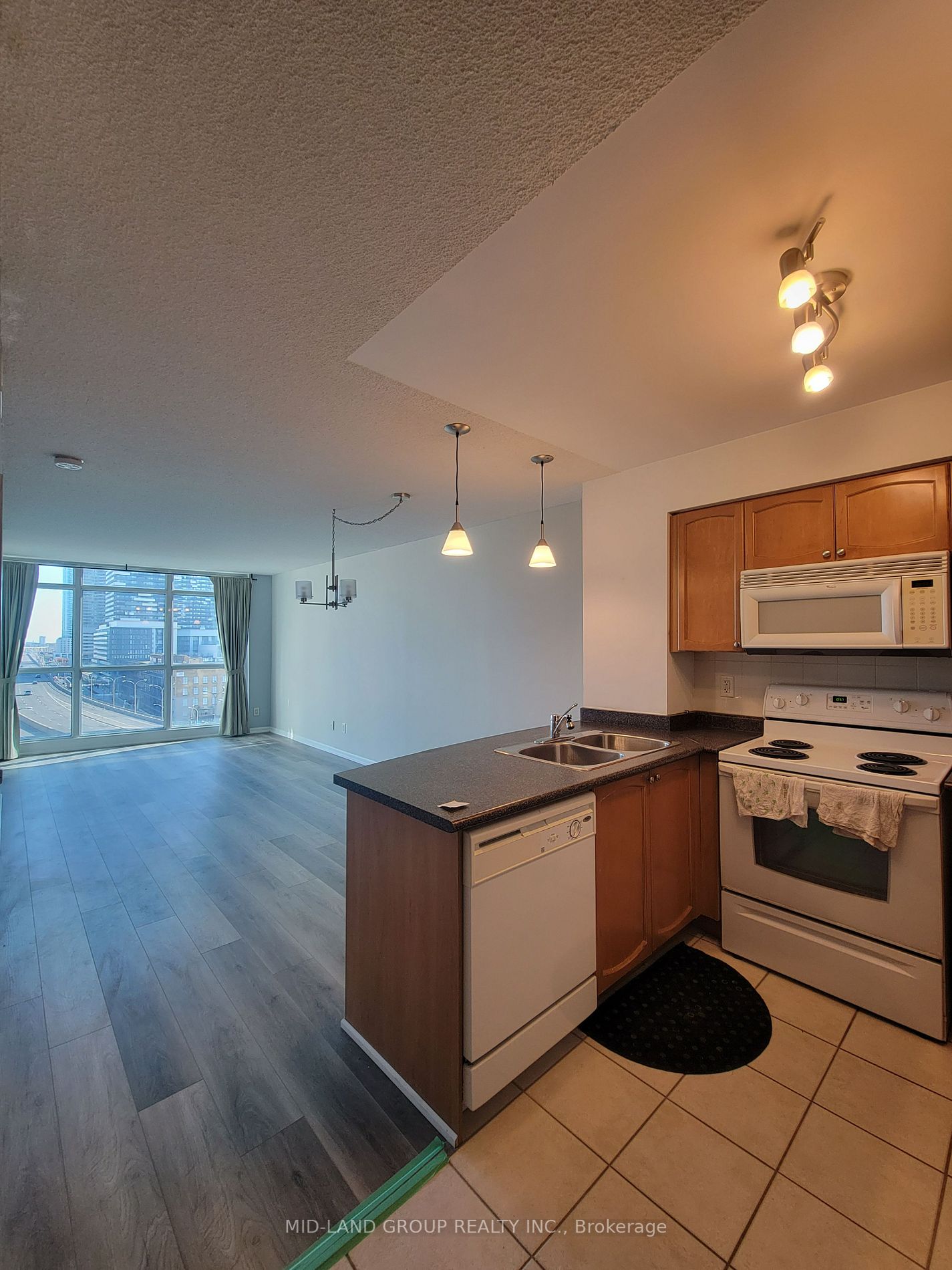 18 Yonge St, #1009