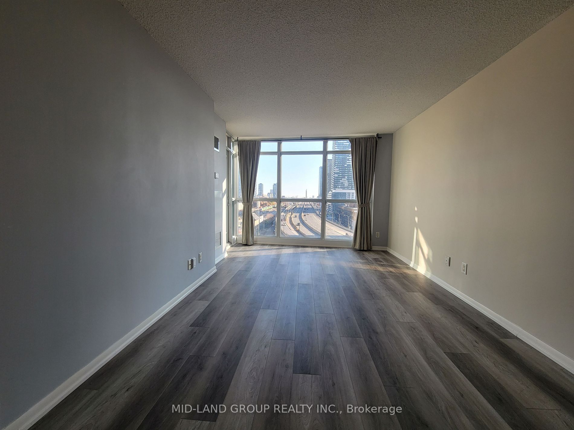 18 Yonge St, #1009