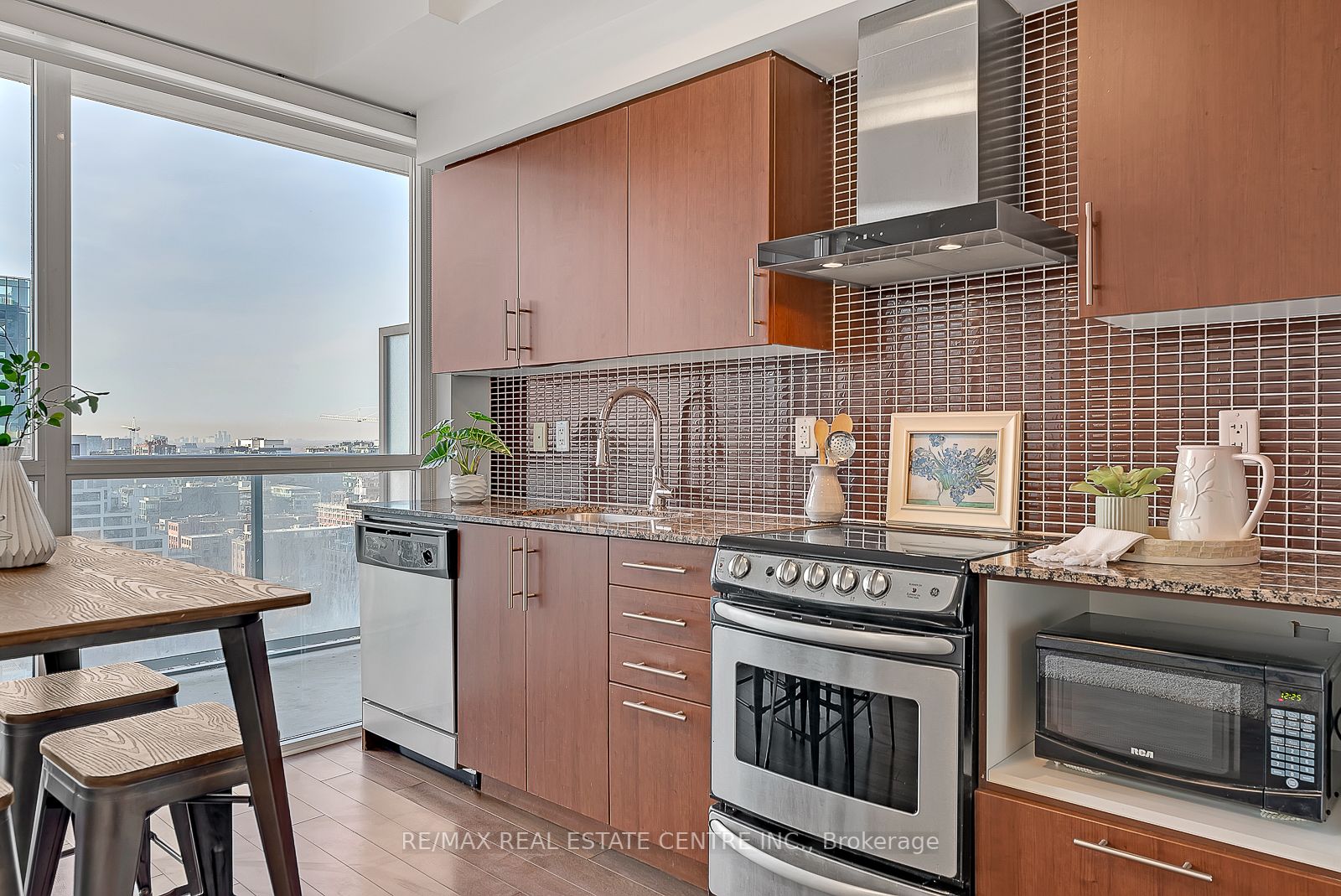 352 Front St W, #2113