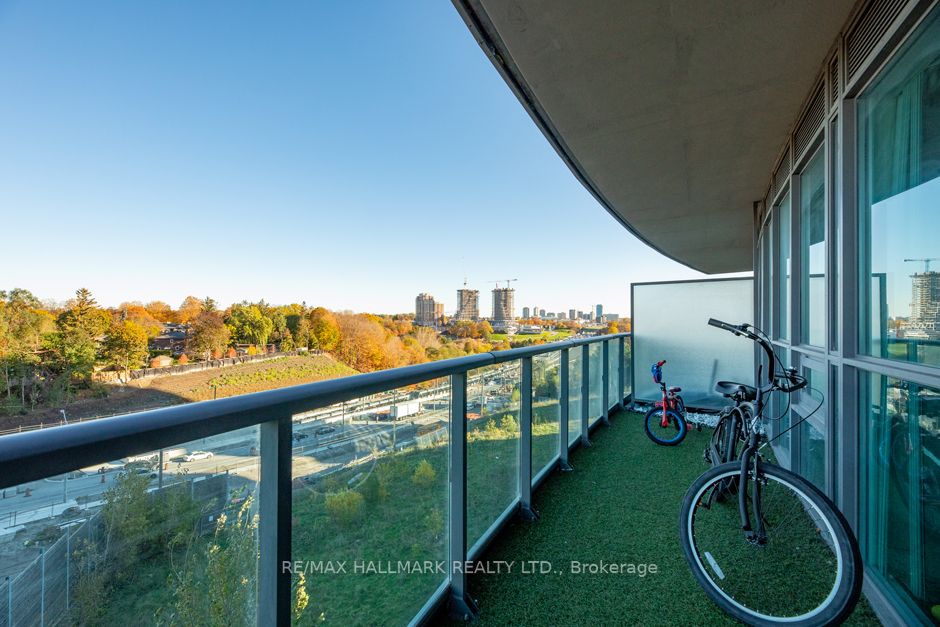 35 Brian Peck Cres, #423