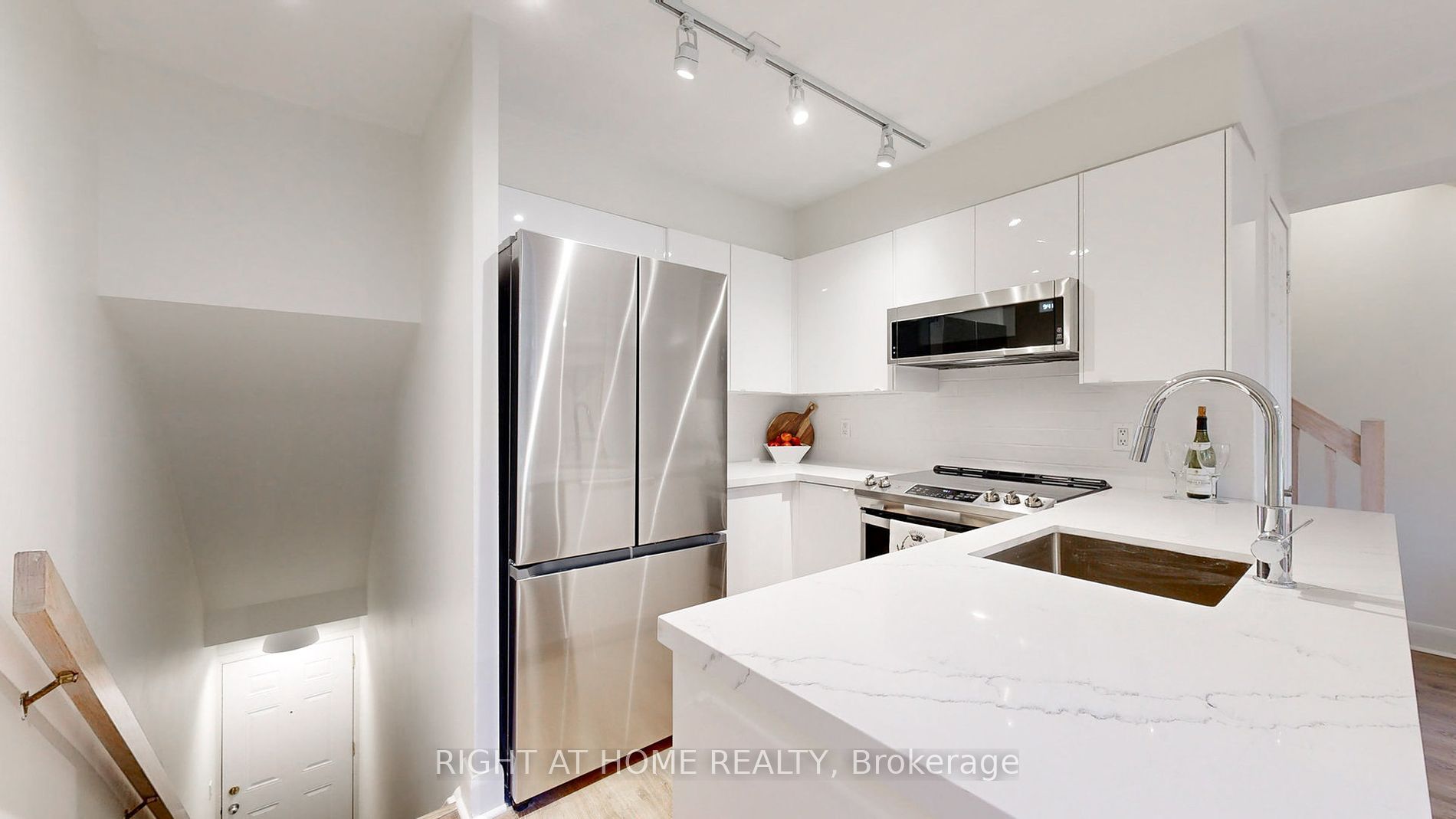 415 Jarvis St, #371