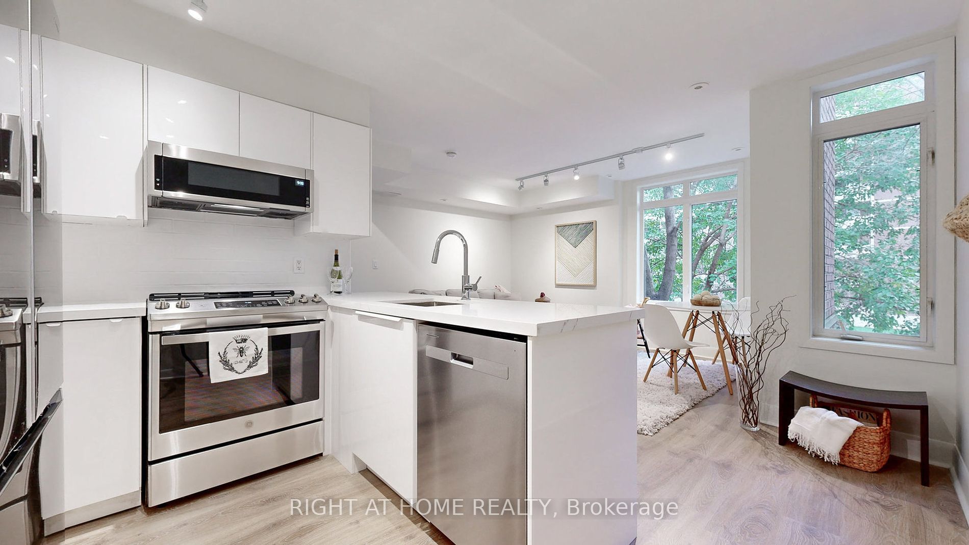 415 Jarvis St, #371