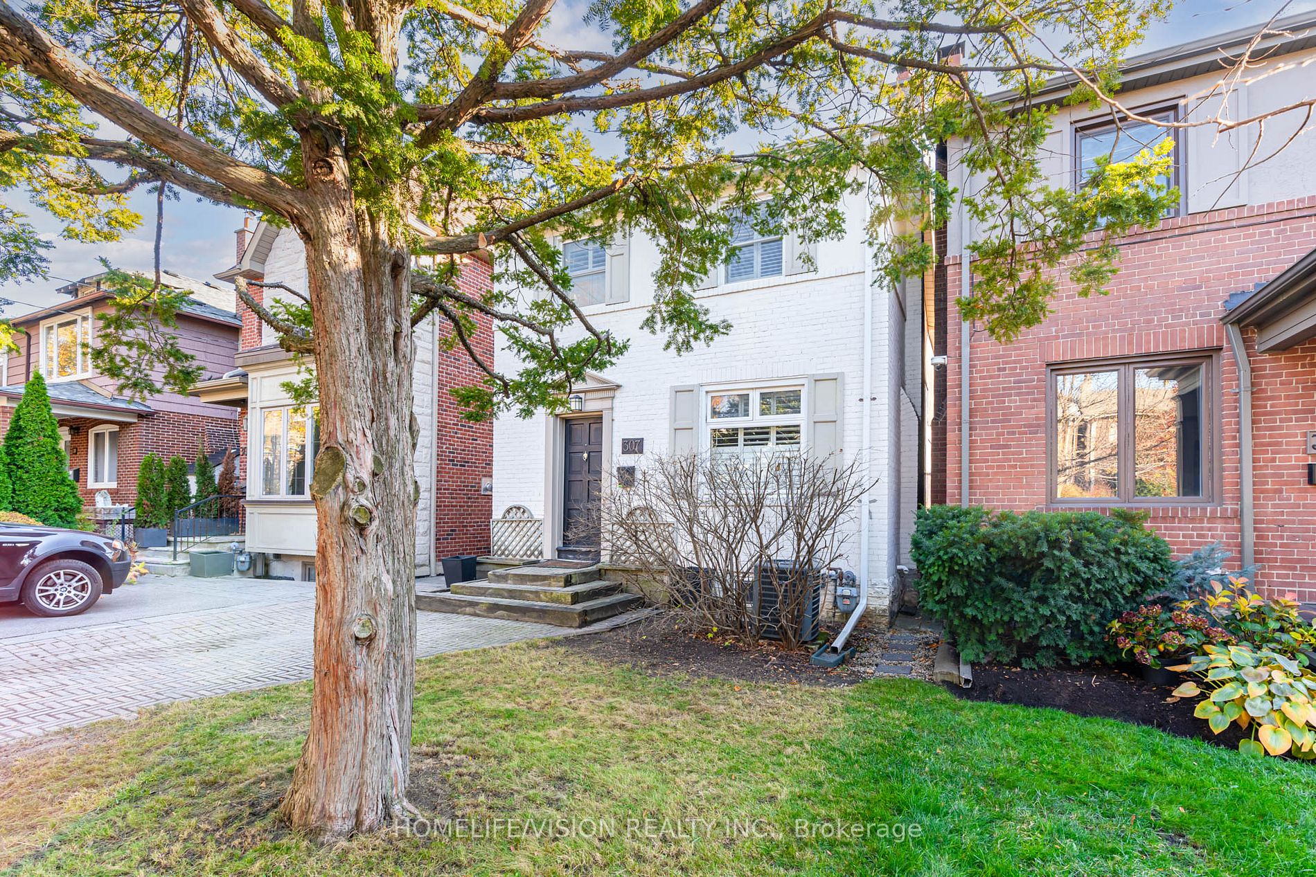 307 Manor Rd E