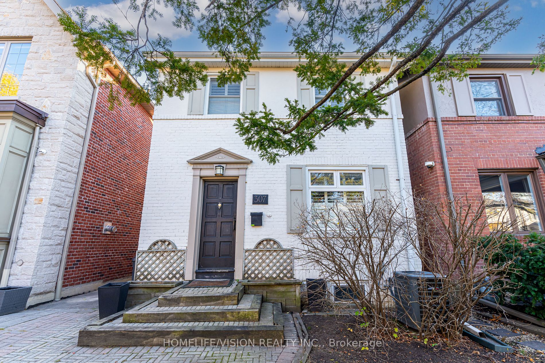 307 Manor Rd E