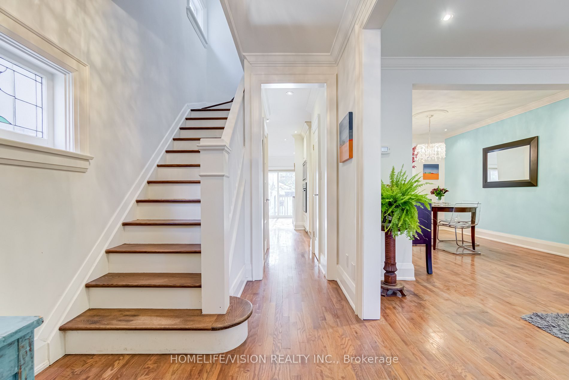 307 Manor Rd E