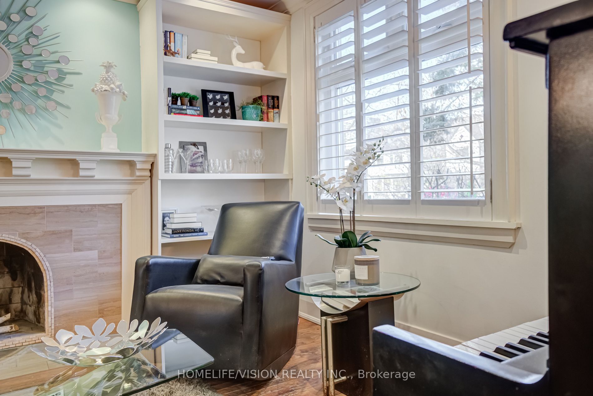307 Manor Rd E