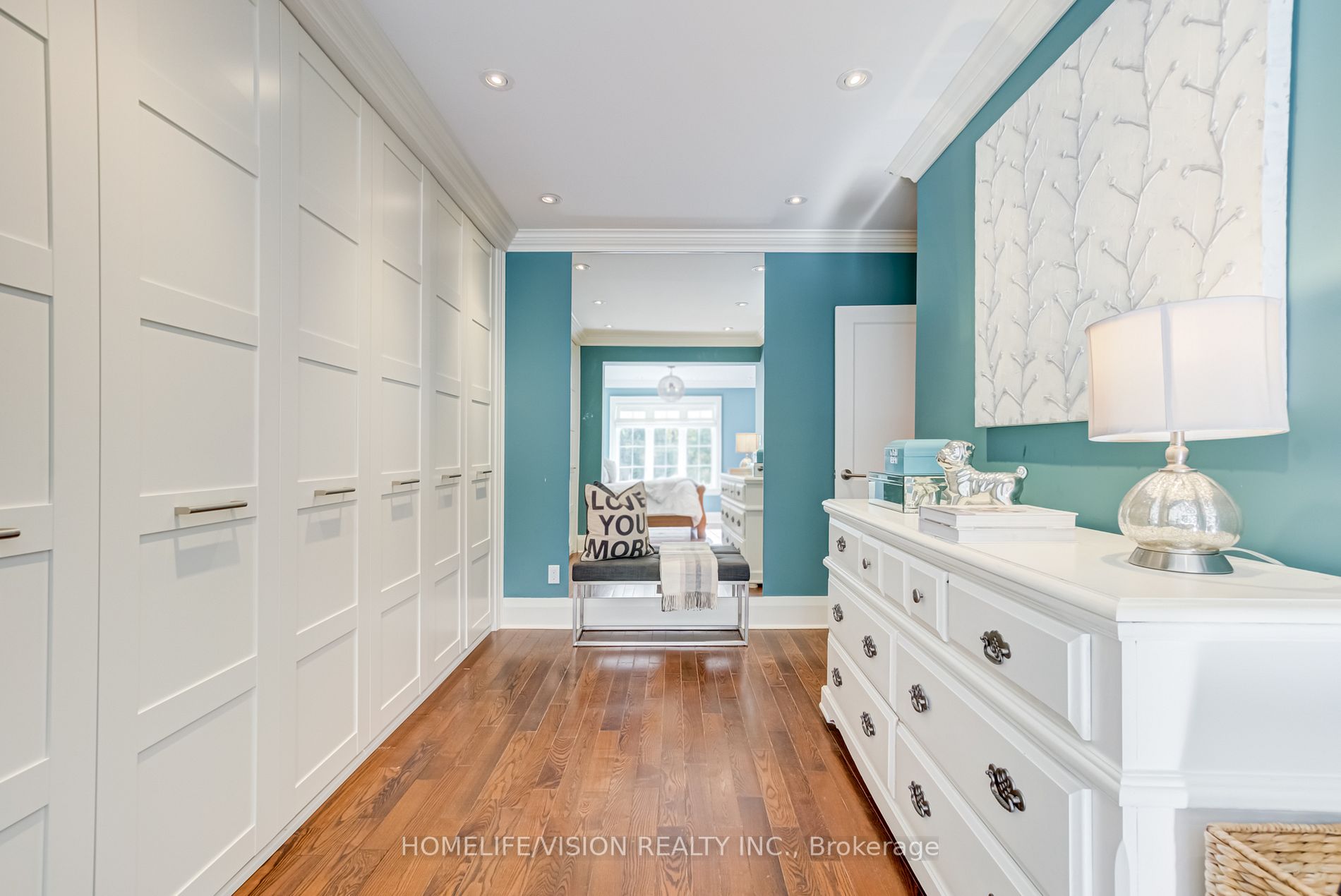 307 Manor Rd E