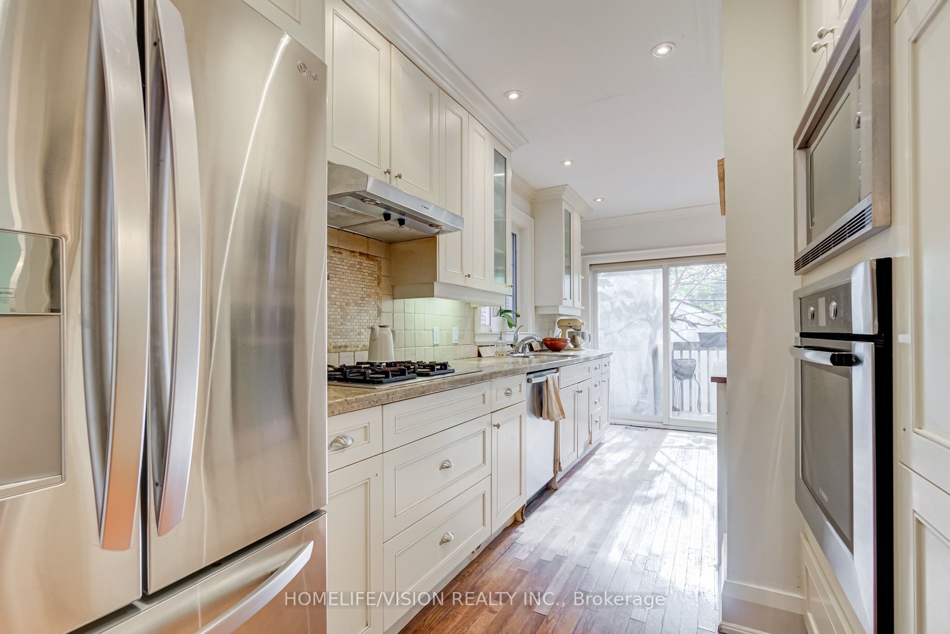 307 Manor Rd E