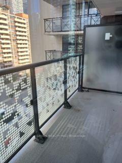101 Roehampton Ave, #714