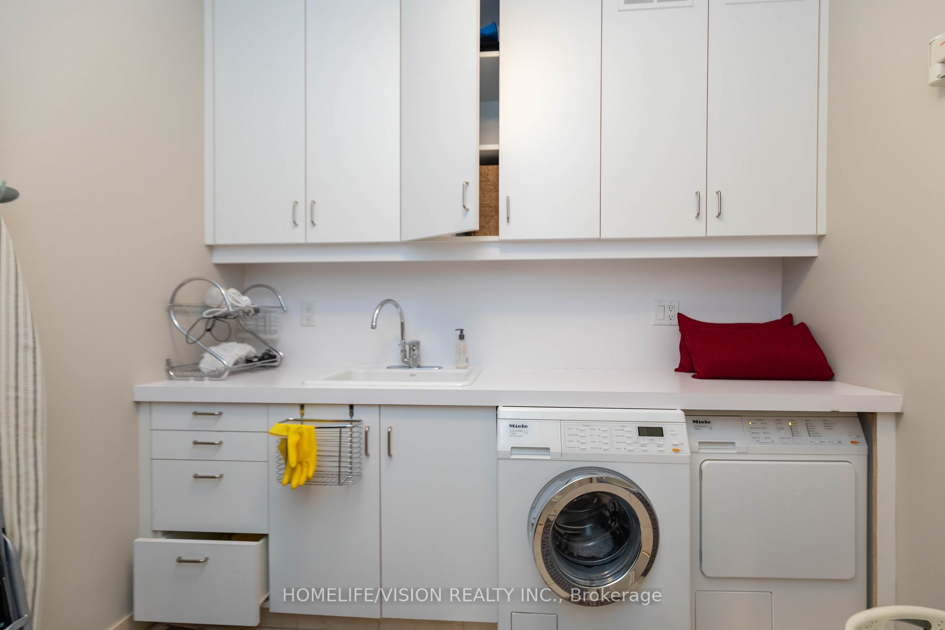 99 Avenue Rd, #1001