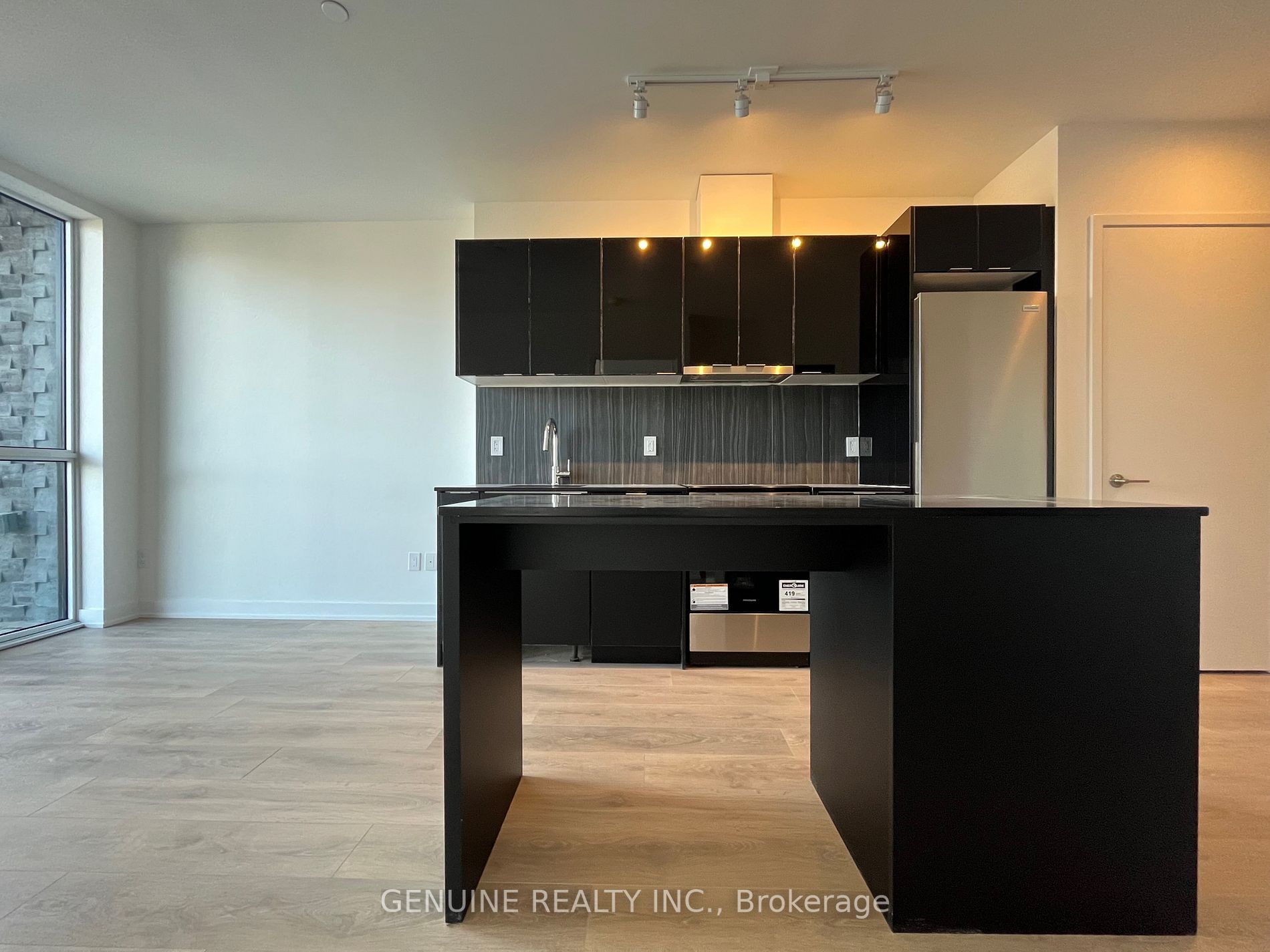 8 Tippett Rd, #601