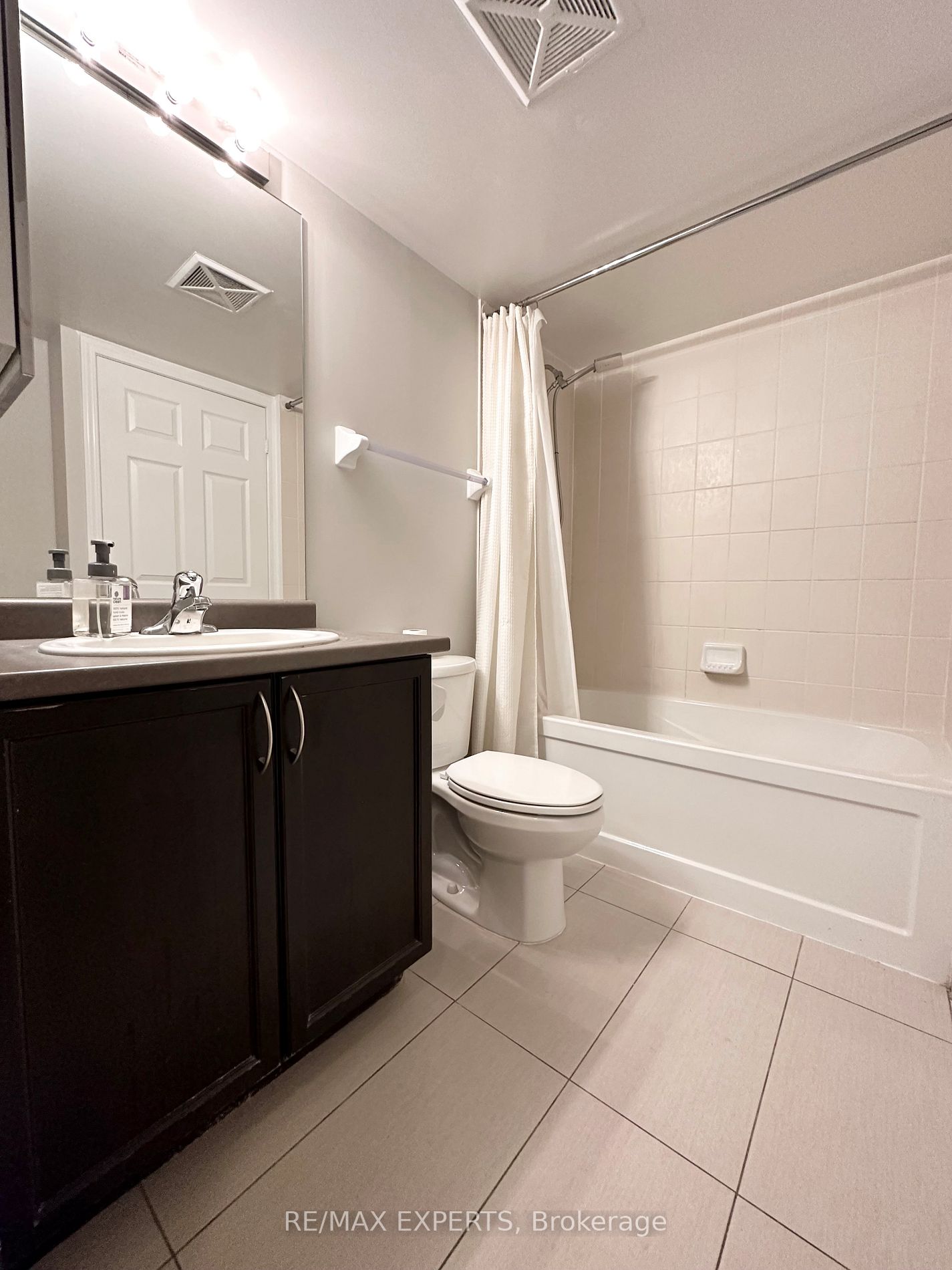 19 Grand Trunk Cres, #2001