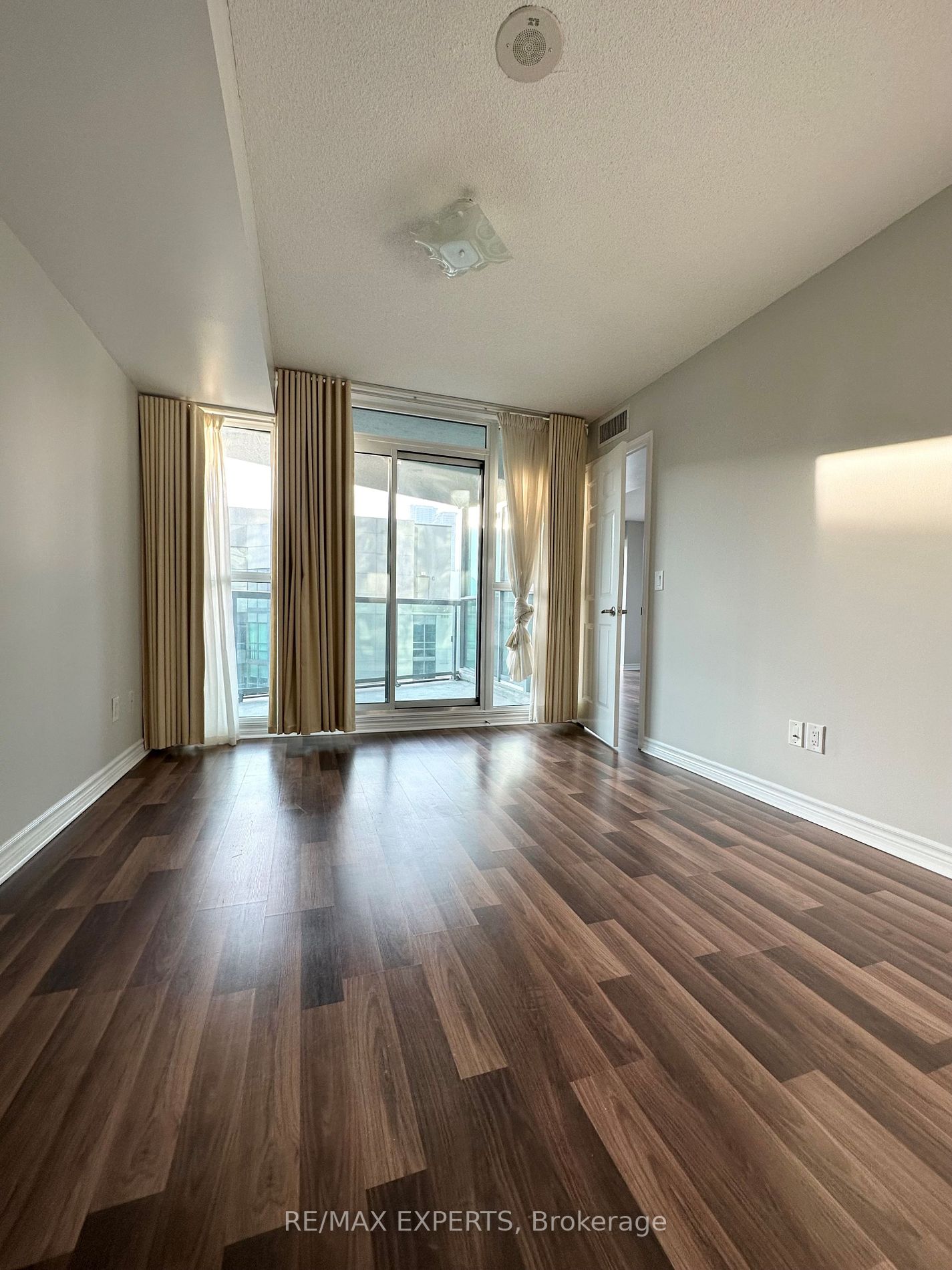 19 Grand Trunk Cres, #2001