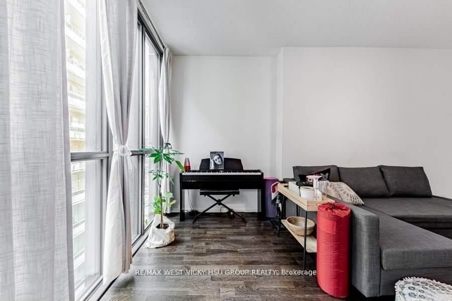 101 Charles St E, #619