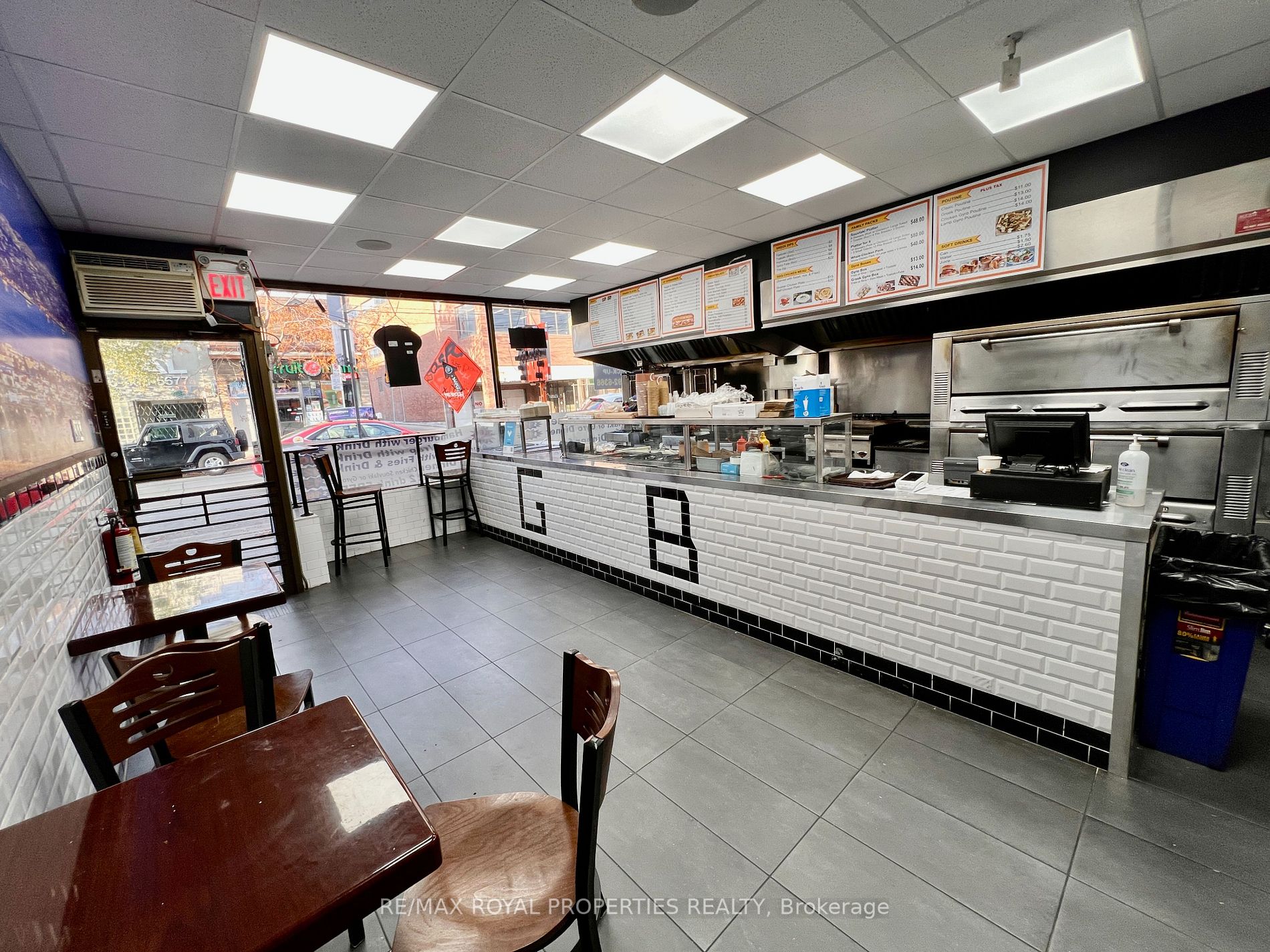 761 Dundas St W