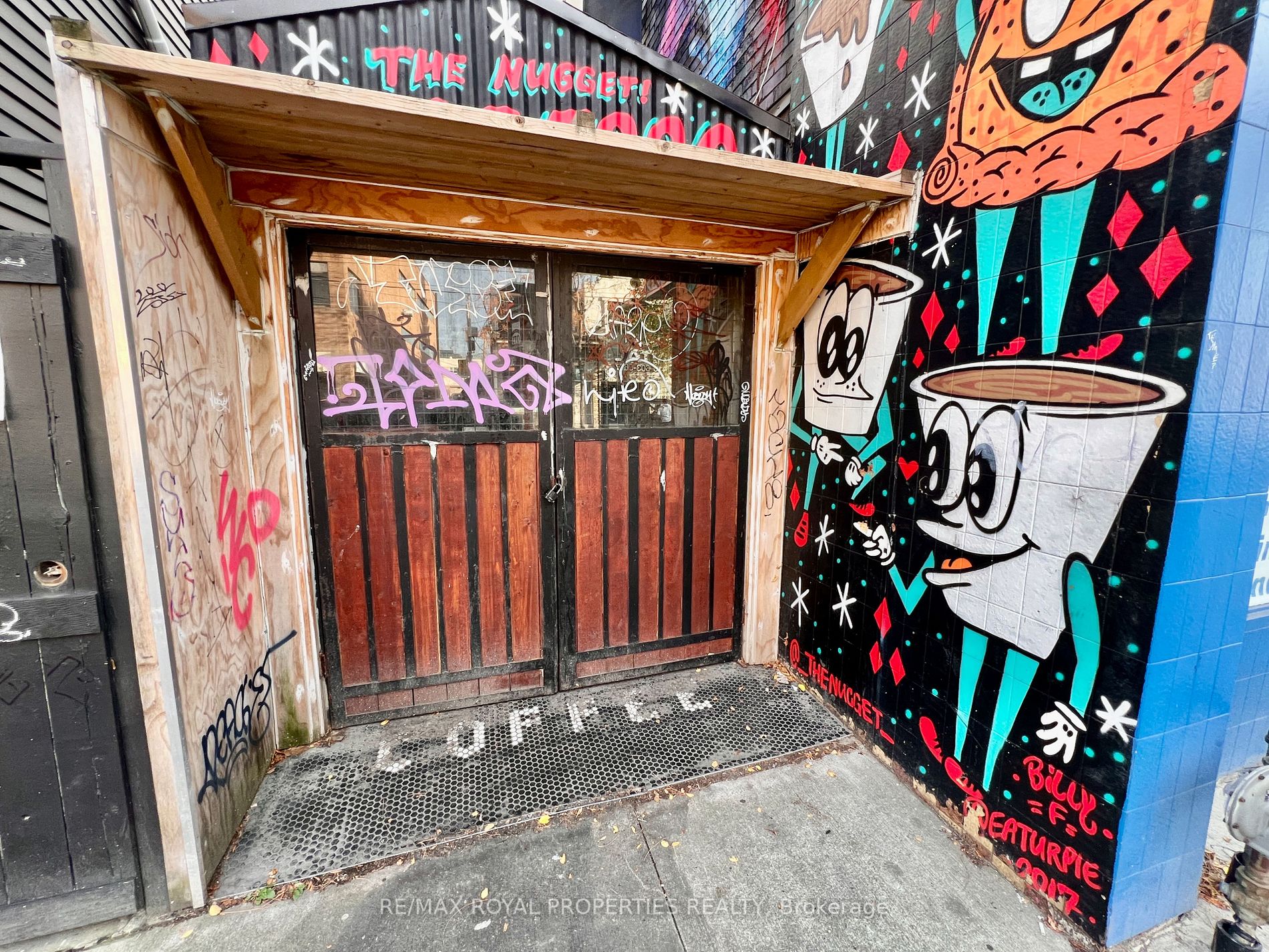 761 Dundas St W