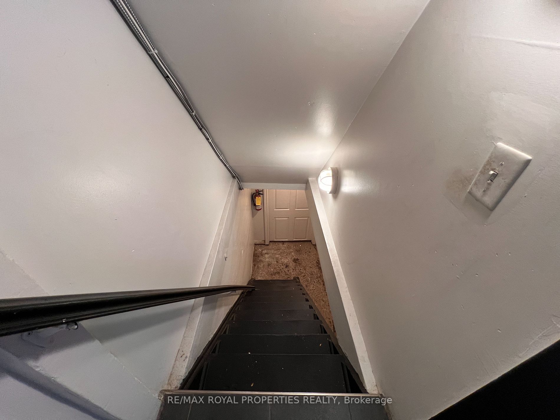 761 Dundas St W