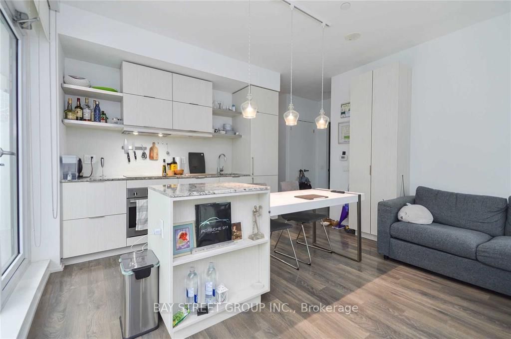 197 Yonge St, #1105
