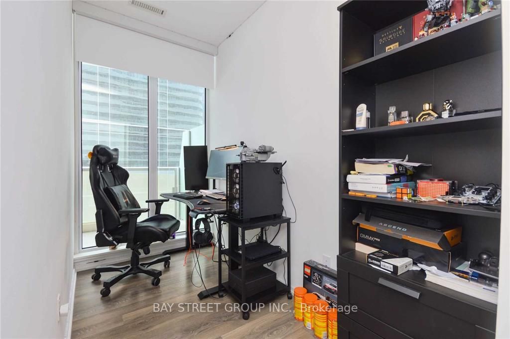 197 Yonge St, #1105