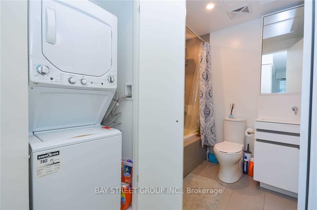 197 Yonge St, #1105
