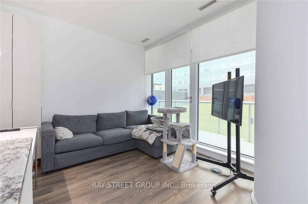 197 Yonge St, #1105