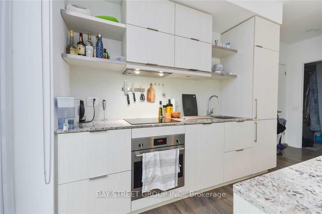 197 Yonge St, #1105