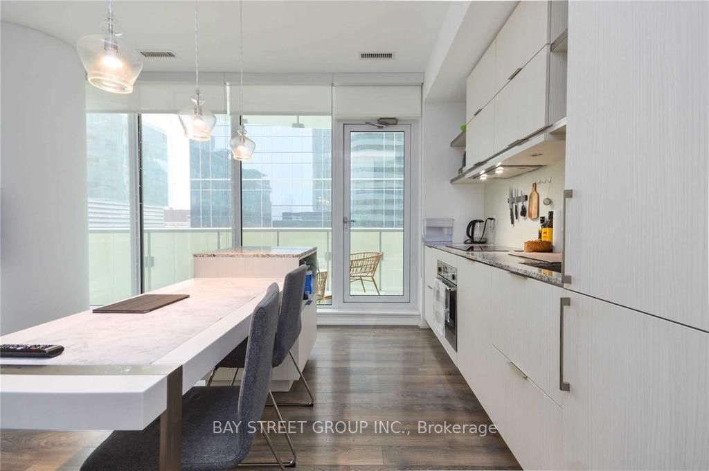 197 Yonge St, #1105