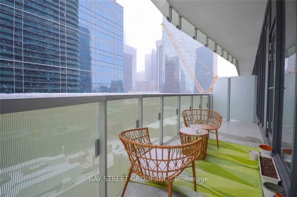 197 Yonge St, #1105