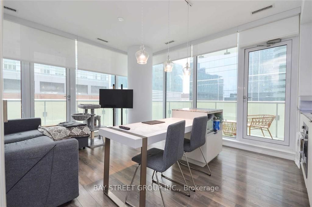 197 Yonge St, #1105