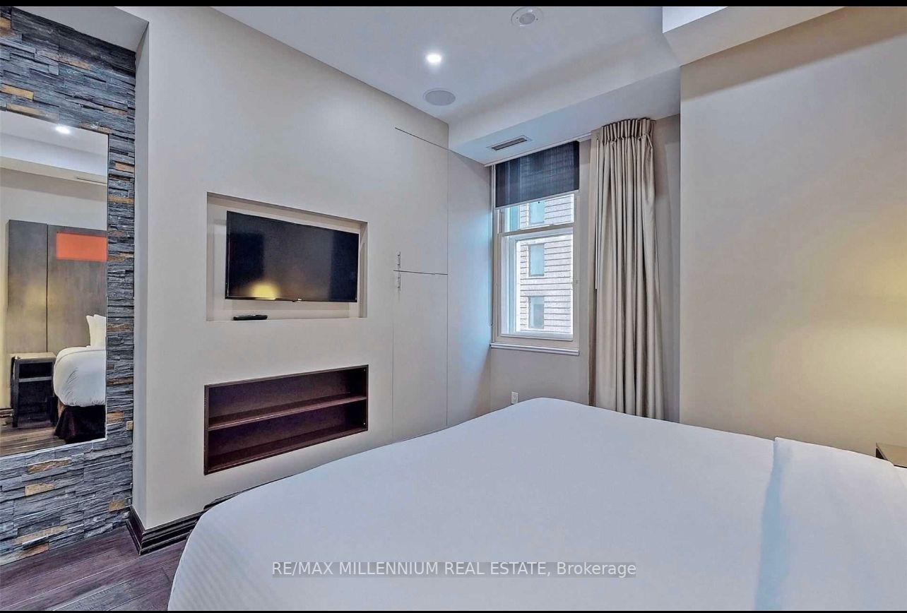1 King St W, #814
