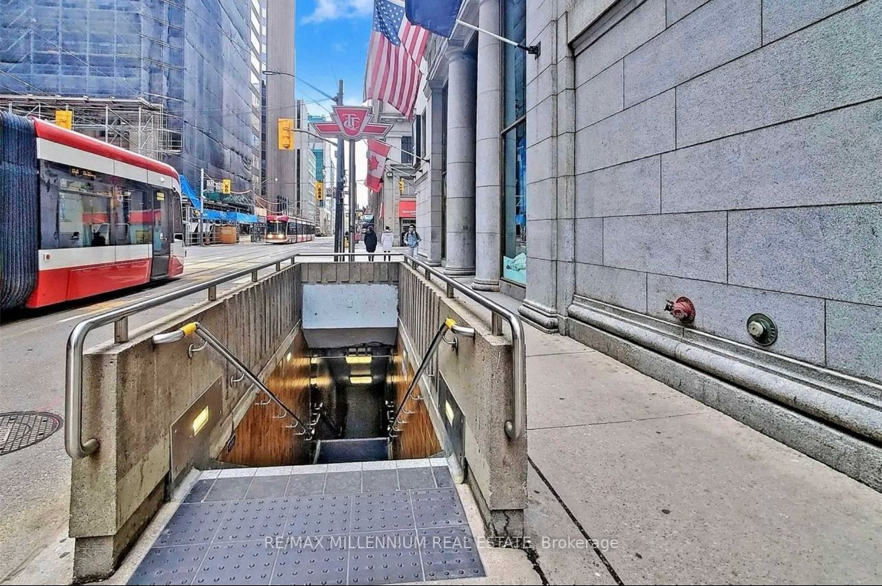 1 King St W, #814