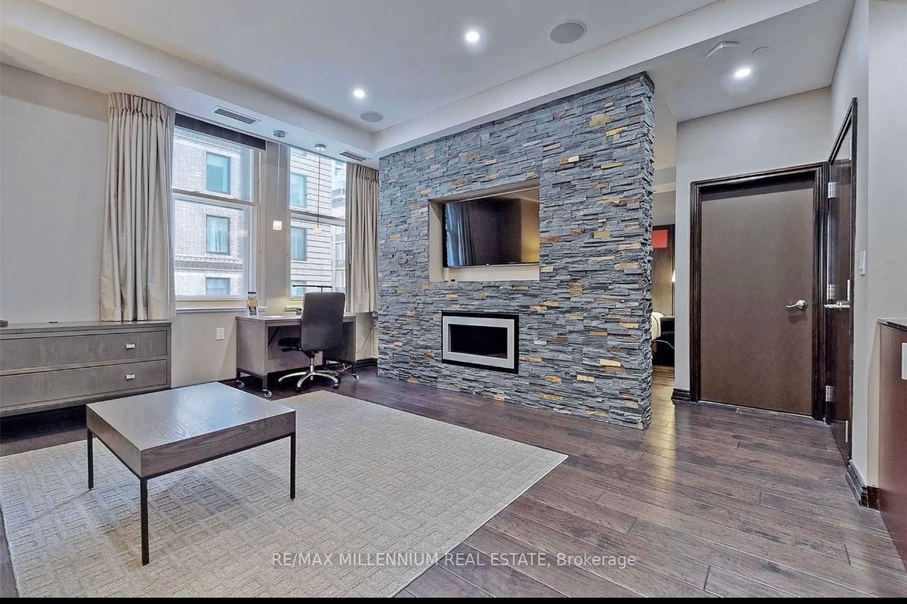 1 King St W, #814