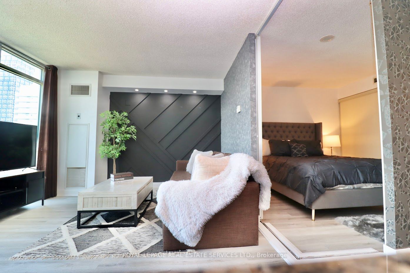 397 Front St N, #1806