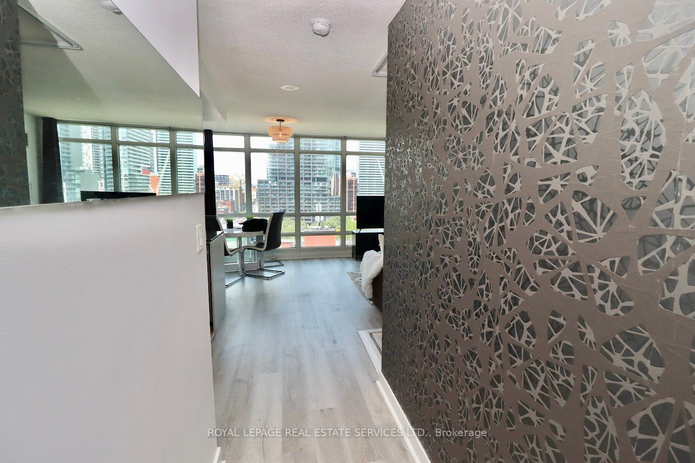 397 Front St N, #1806