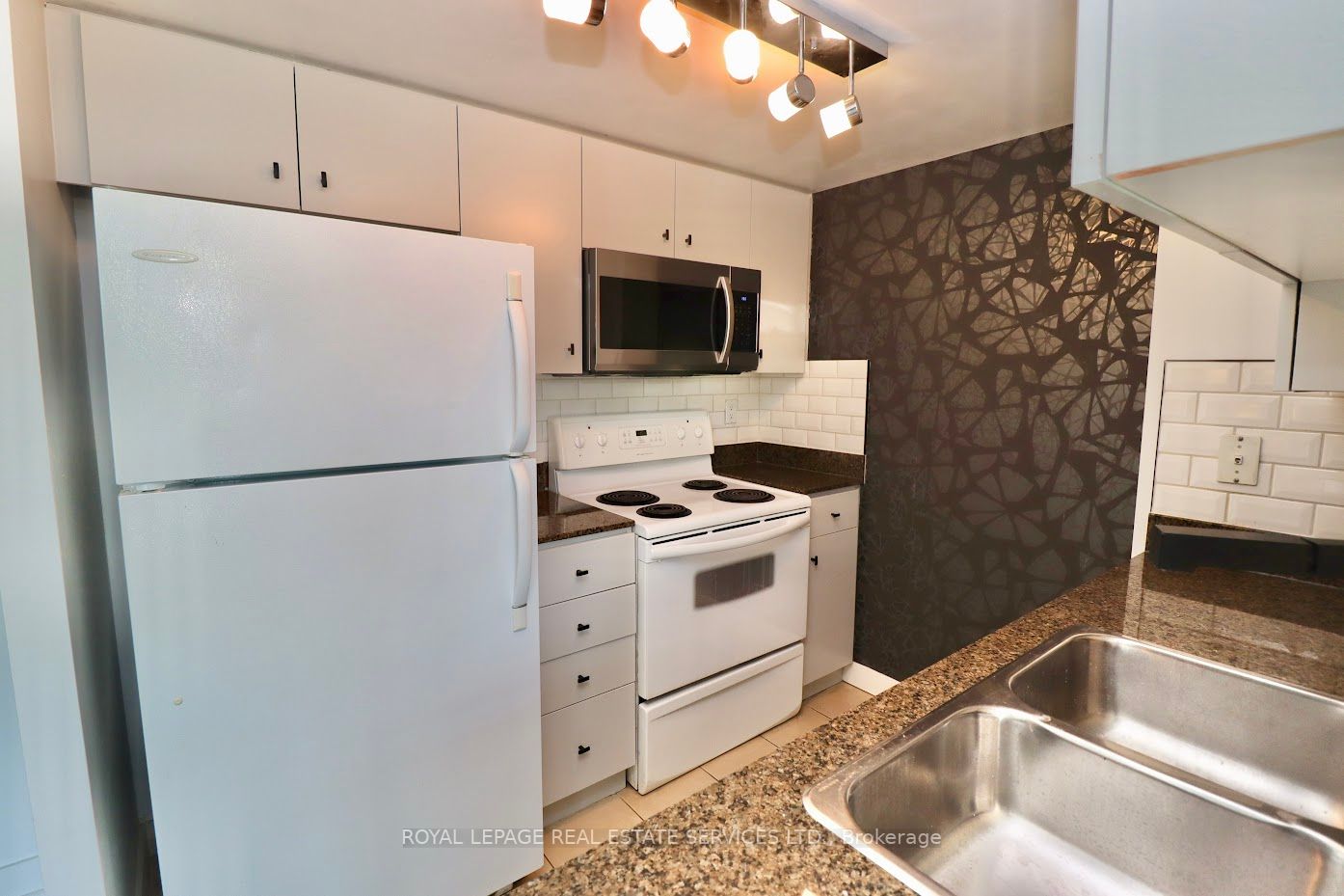397 Front St N, #1806