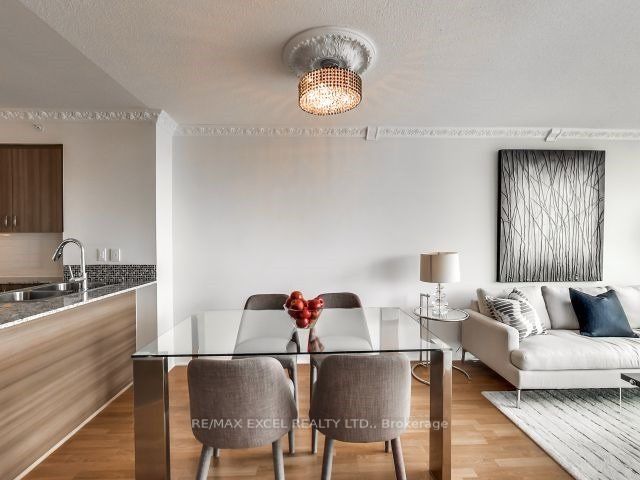 5740 Yonge St, #803