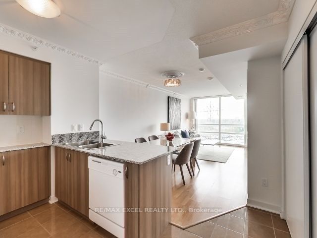 5740 Yonge St, #803