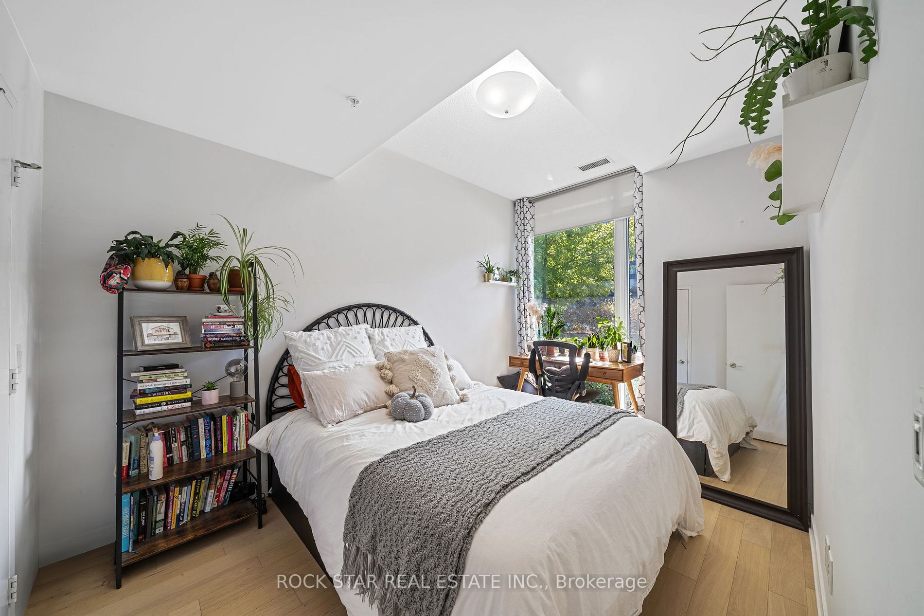 120 Bayview Ave, #N103