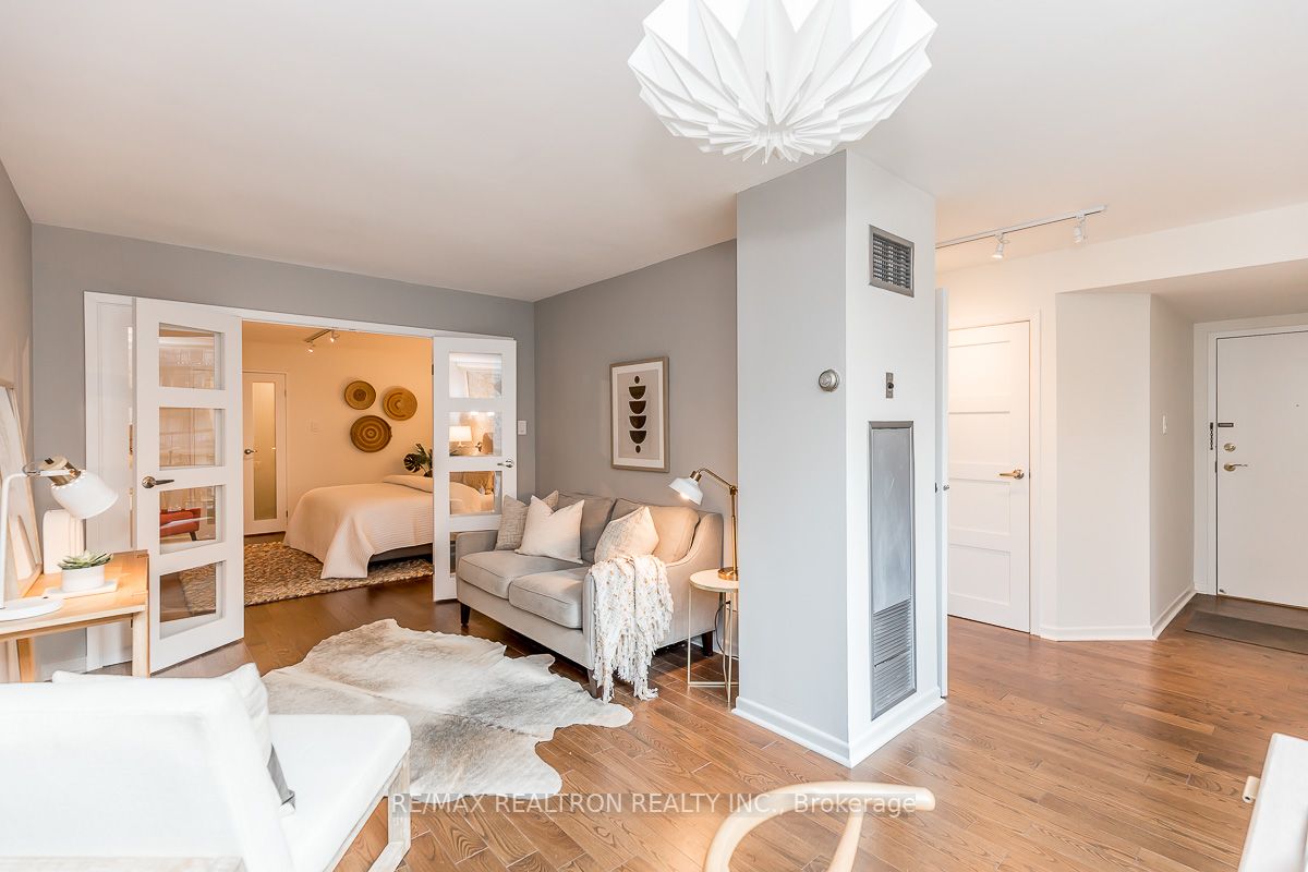 95 Prince Arthur Ave, #525