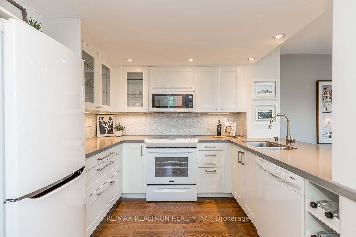 95 Prince Arthur Ave, #525