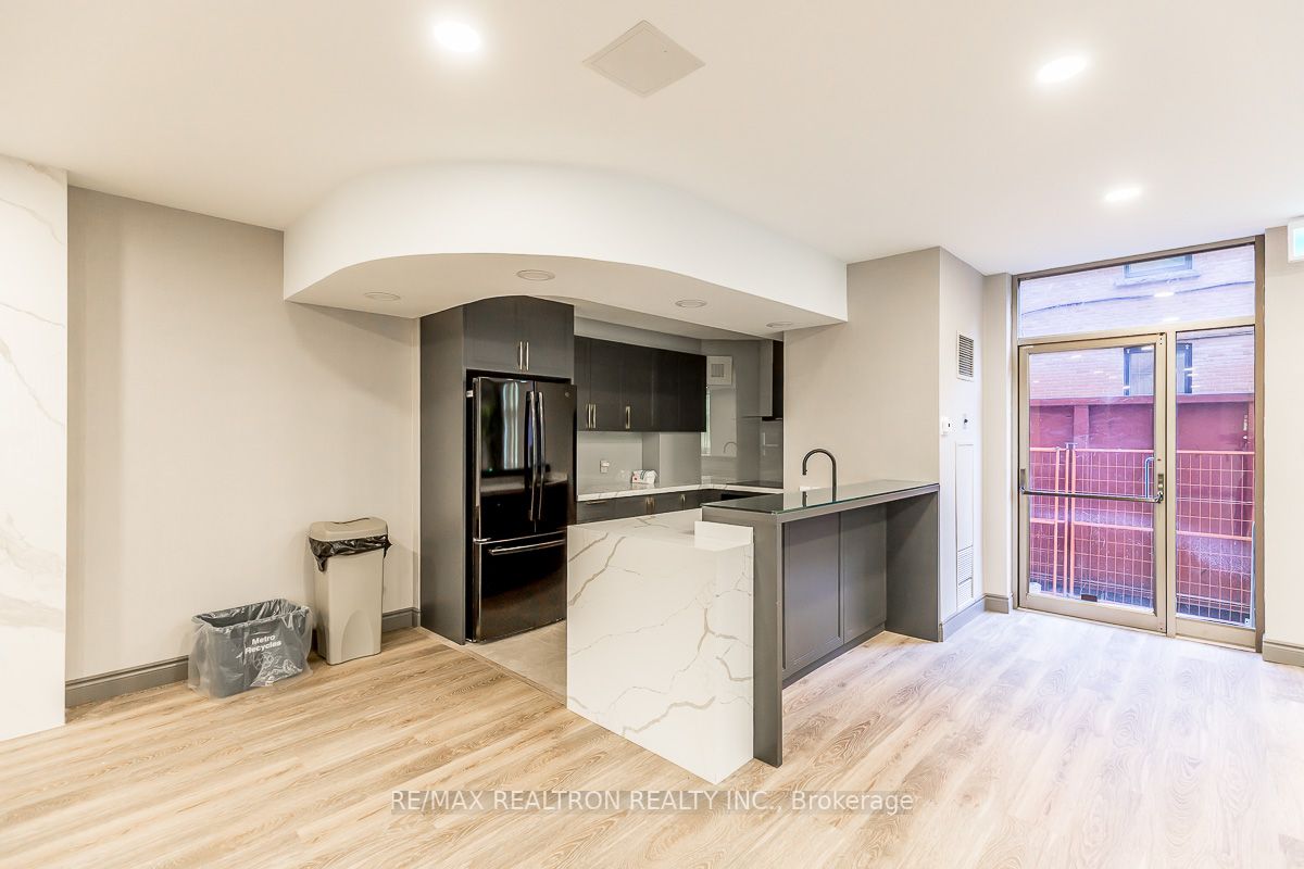 95 Prince Arthur Ave, #525