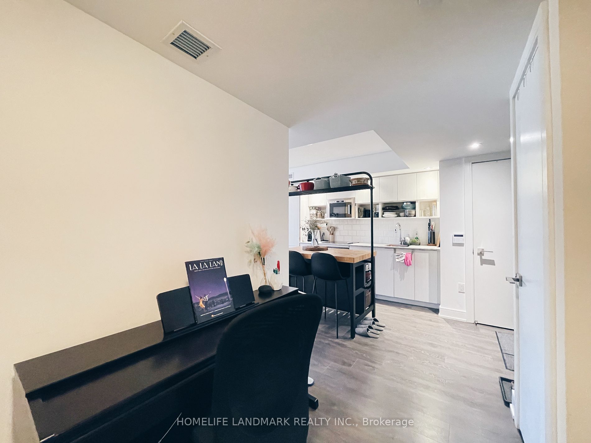 89 Mcgill St, #1004